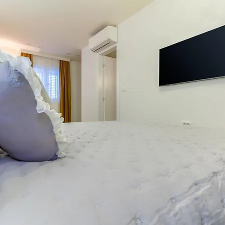 krevet i doručak Luxury Bed & Breakfast Irini, In The Heart Of 4*