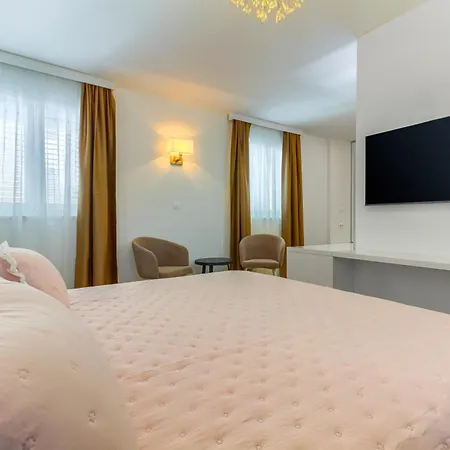 krevet i doručak Luxury Bed & Breakfast Irini, In The Heart Of 4*